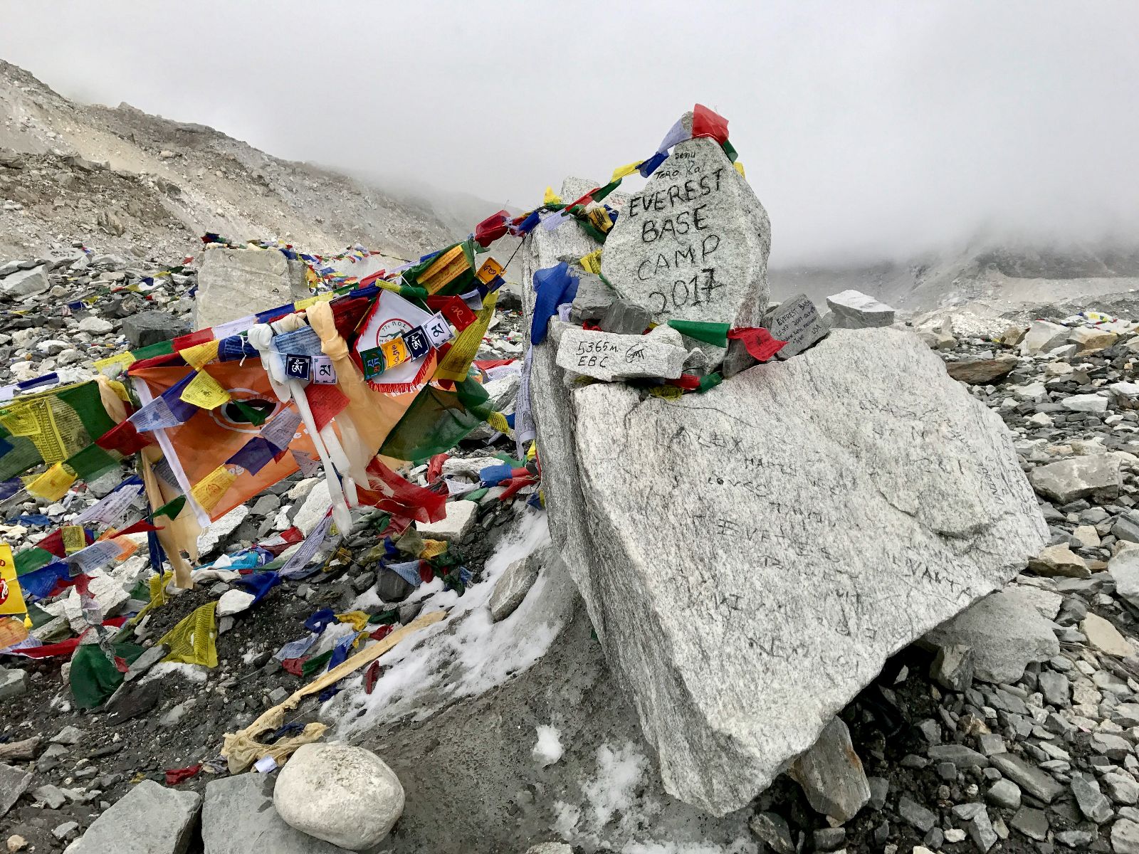 Rondreis Nepal, Evert Regio, Steen met gravering bij base Camp 2