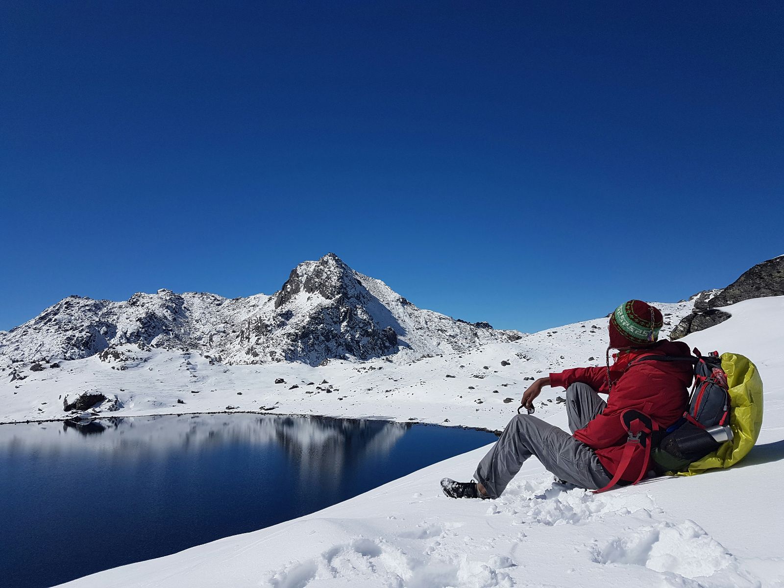 Rondreis Nepal, Langtang Regio, Backpacker aan het ontspannen met gebergte uitzicht