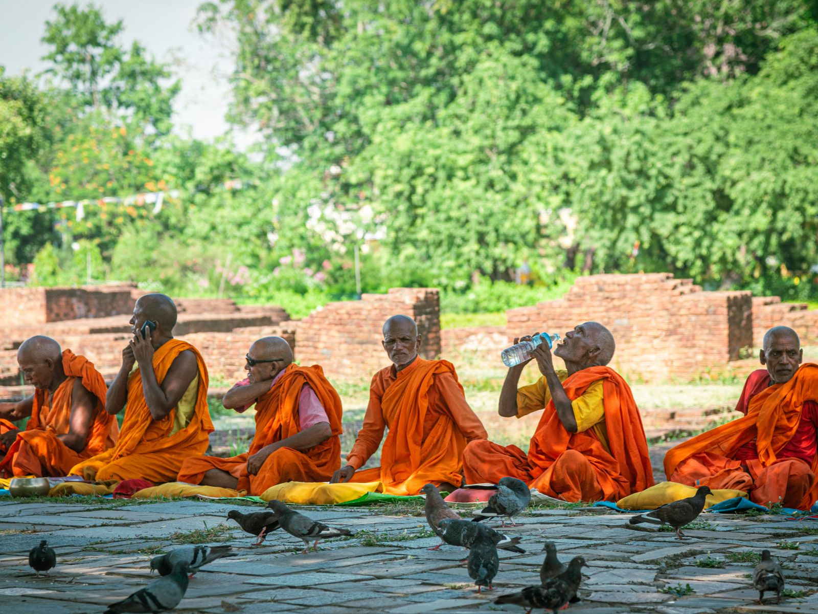 Rondreis Nepal, Lumbini, monniken in Lumbini