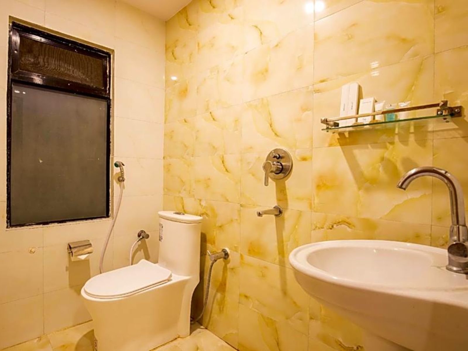 Rondreis Nepal, Nepalgunj, Hotel Siddharta, kamer badkamer
