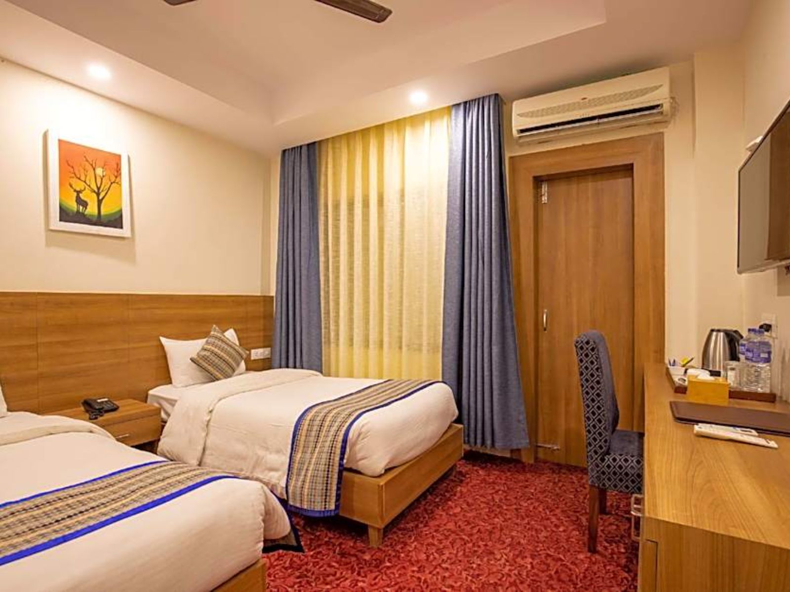 Rondreis Nepal, Nepalgunj, Hotel Siddharta, kamer bedden en bureau