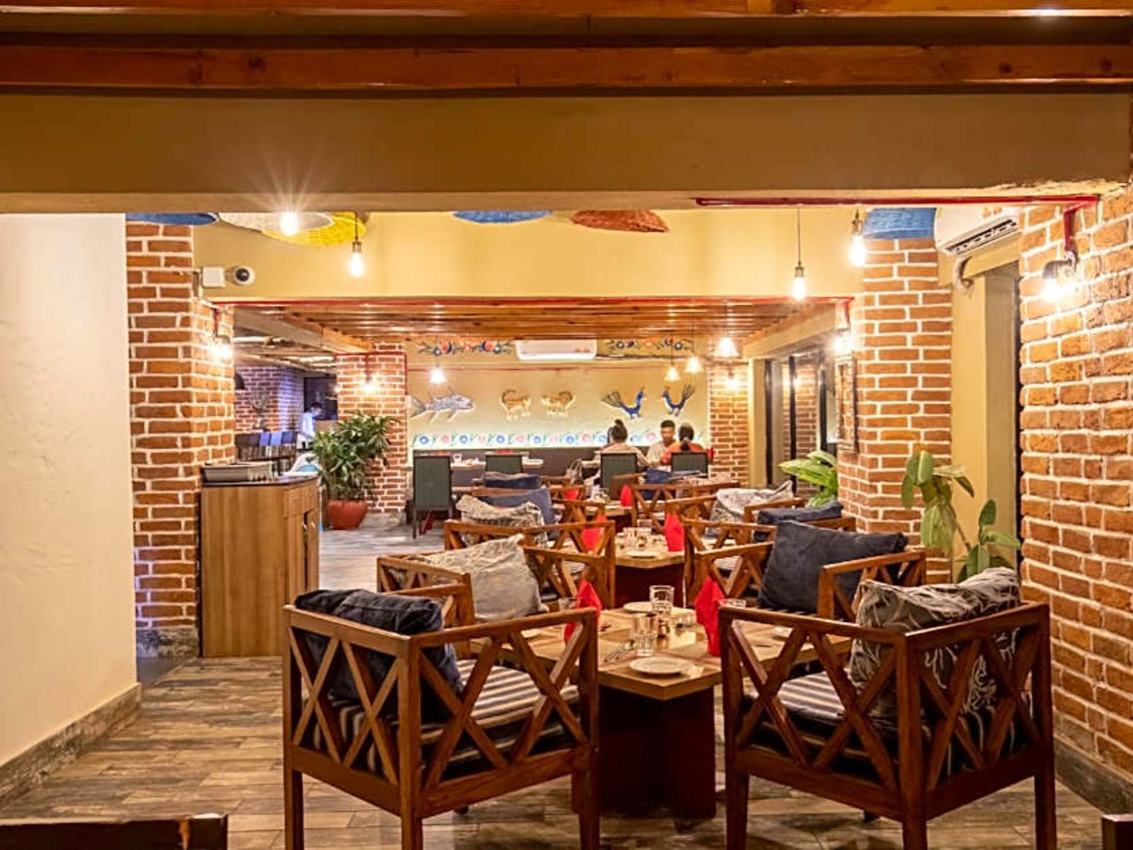 Rondreis Nepal, Nepalgunj, Hotel Siddharta, restaurant tafels