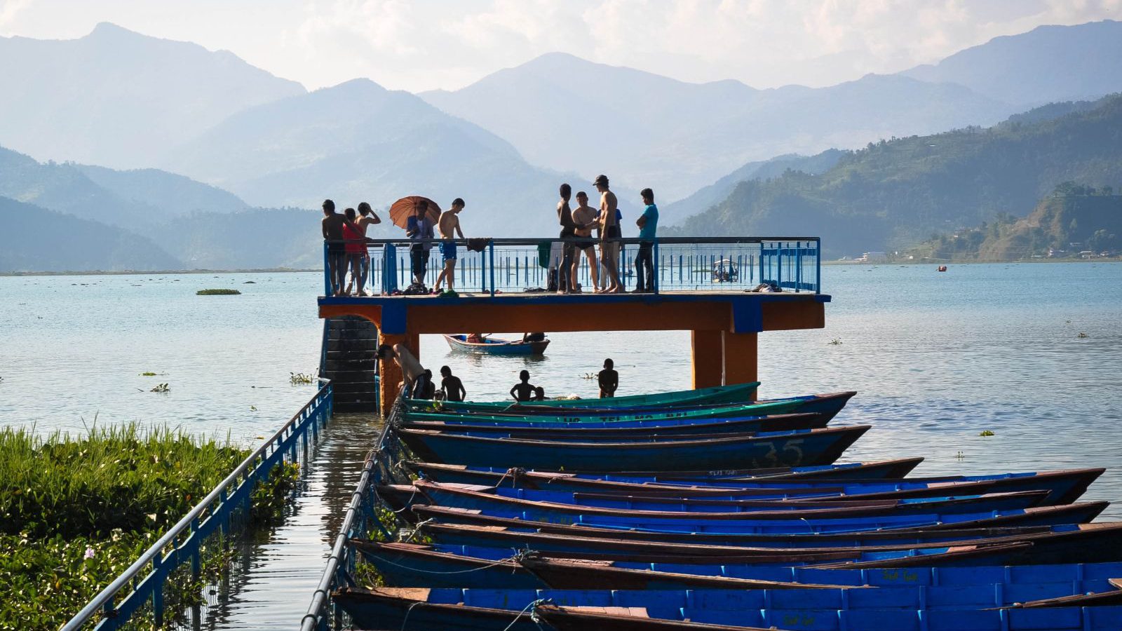 Rondreis Nepal, Pokhara, Fewa meer, bootjes aan de oever
