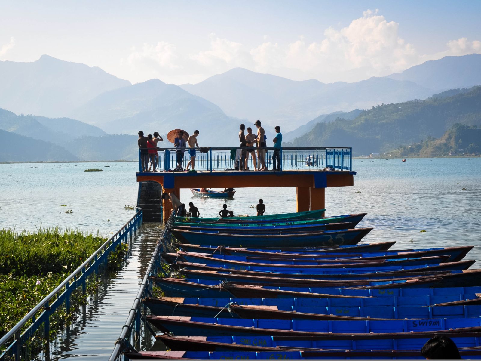 Rondreis Nepal, Pokhara, Fewa meer, bootjes aan de oever