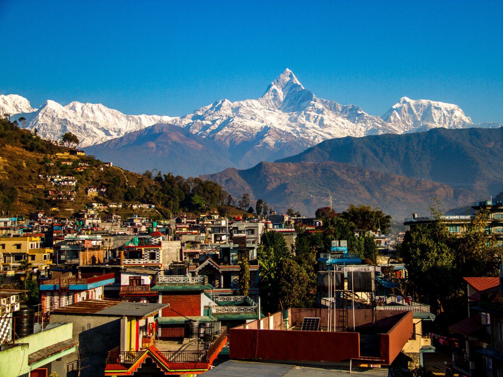 Rondreis Nepal, Pokhara, Stad met himalaya bergen op achtergrond