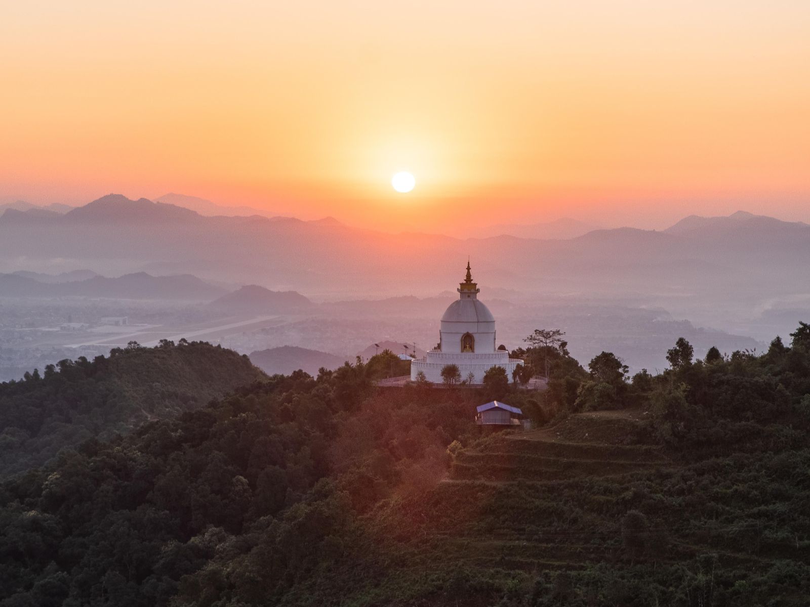 Rondreis Nepal, Pokhara, World Peace Pagoda, uitzicht bij zonsondergang