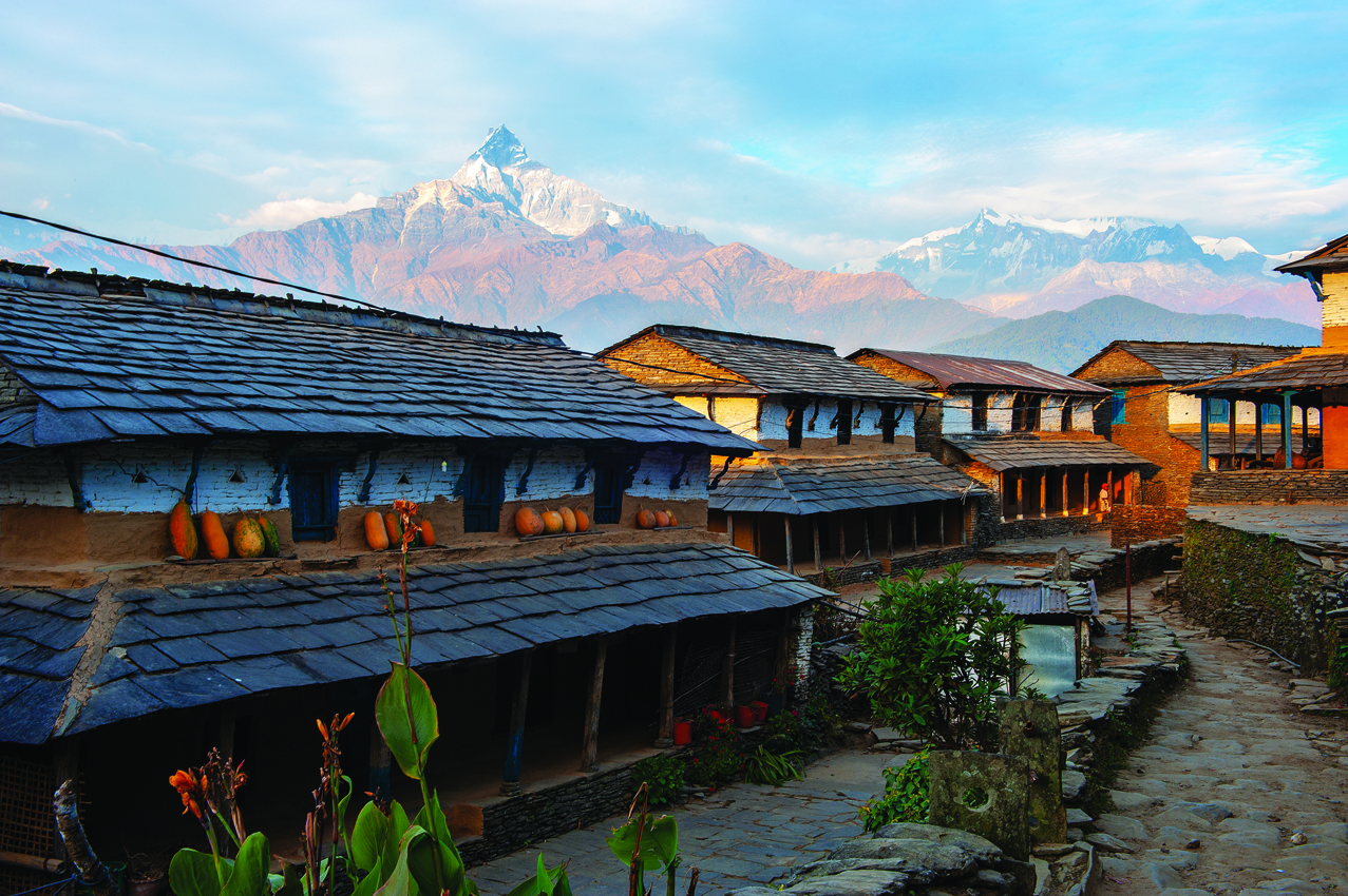 Rondreis Nepal, Poonhill Trek, dorp Dhampus met bergen op achtergrond