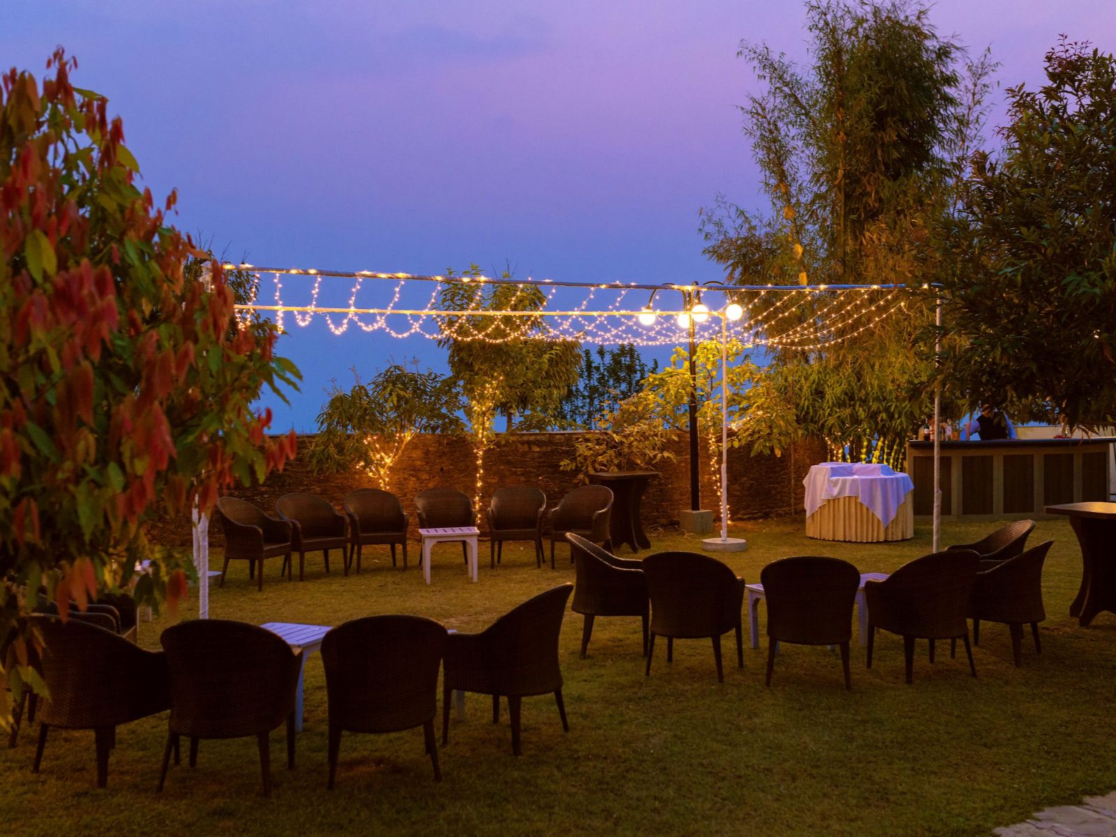 Rondreis Nepal, Rupakot, Rupakot Resort, buitenterras avond