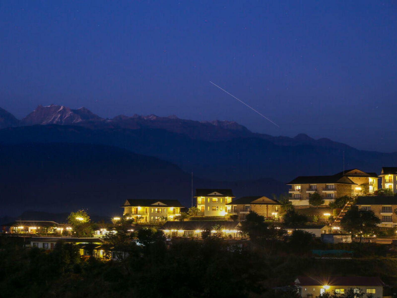 Rondreis Nepal, Rupakot, Rupakot Resort, buitenzijde lichtjes in de avond