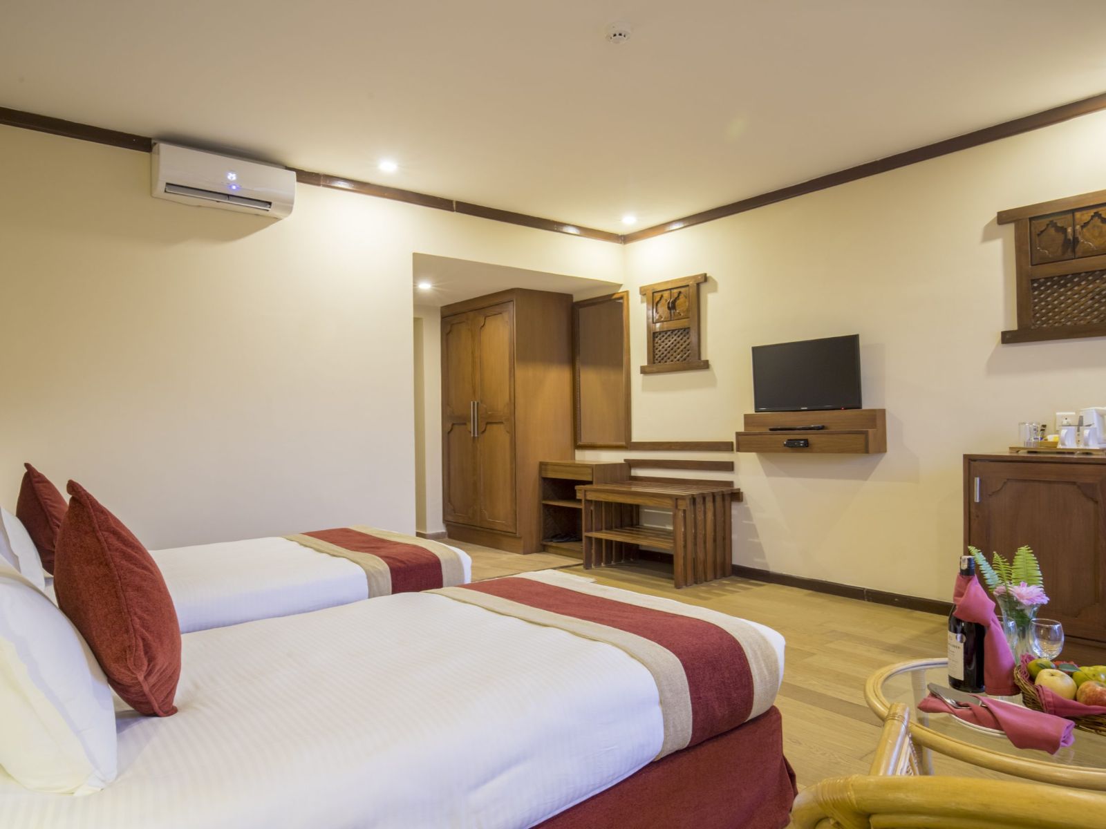 Rondreis Nepal, Rupakot, Rupakot Resort, kamer met eenpersoonsbedden
