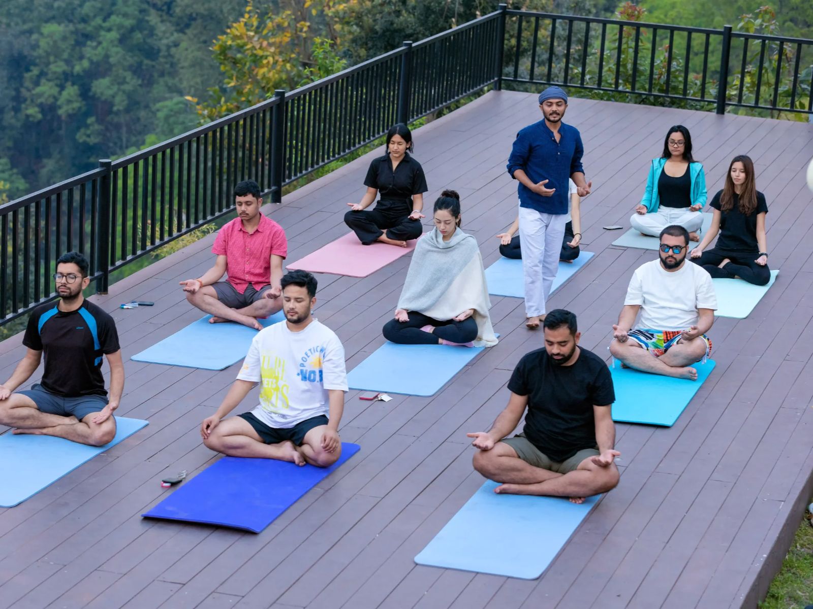 Rondreis Nepal, Rupakot, Rupakot Resort, yogales meditatie mensen op het terras