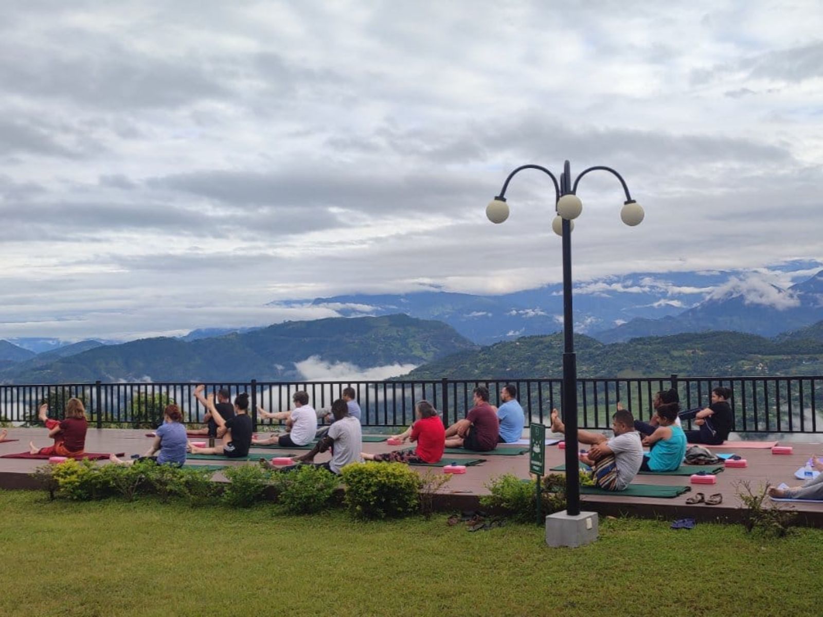 Rondreis Nepal, Rupakot, Rupakot Resort, yogales op het terras