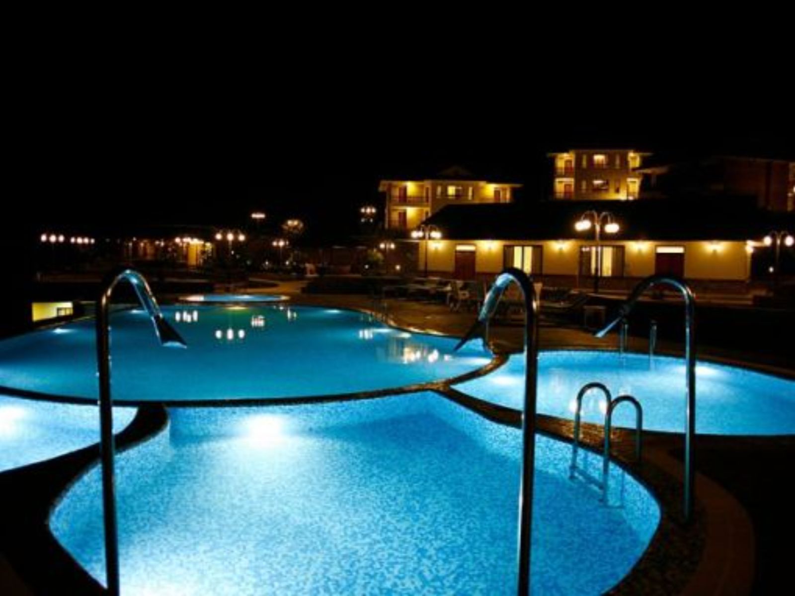 Rondreis Nepal, Rupakot, Rupakot Resort, zwembad avond