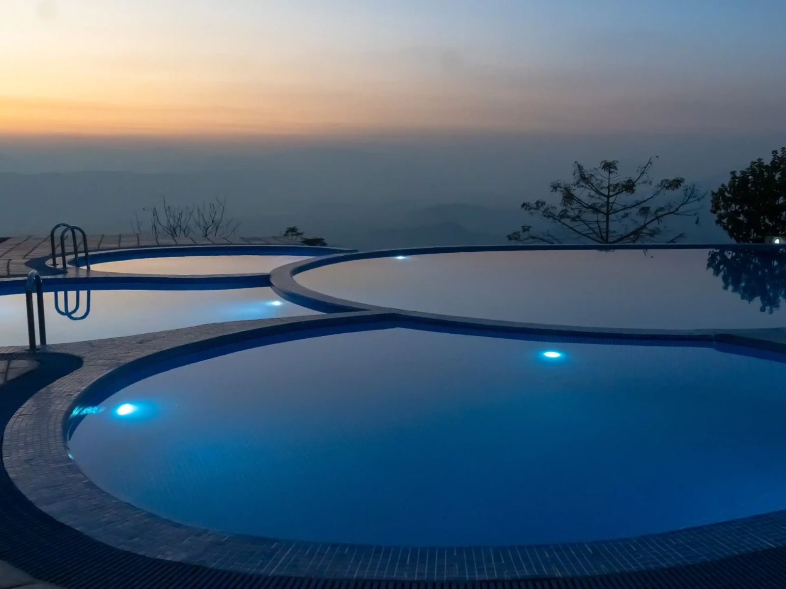 Rondreis Nepal, Rupakot, Rupakot Resort, zwembad infinity pool bij zonsondergang