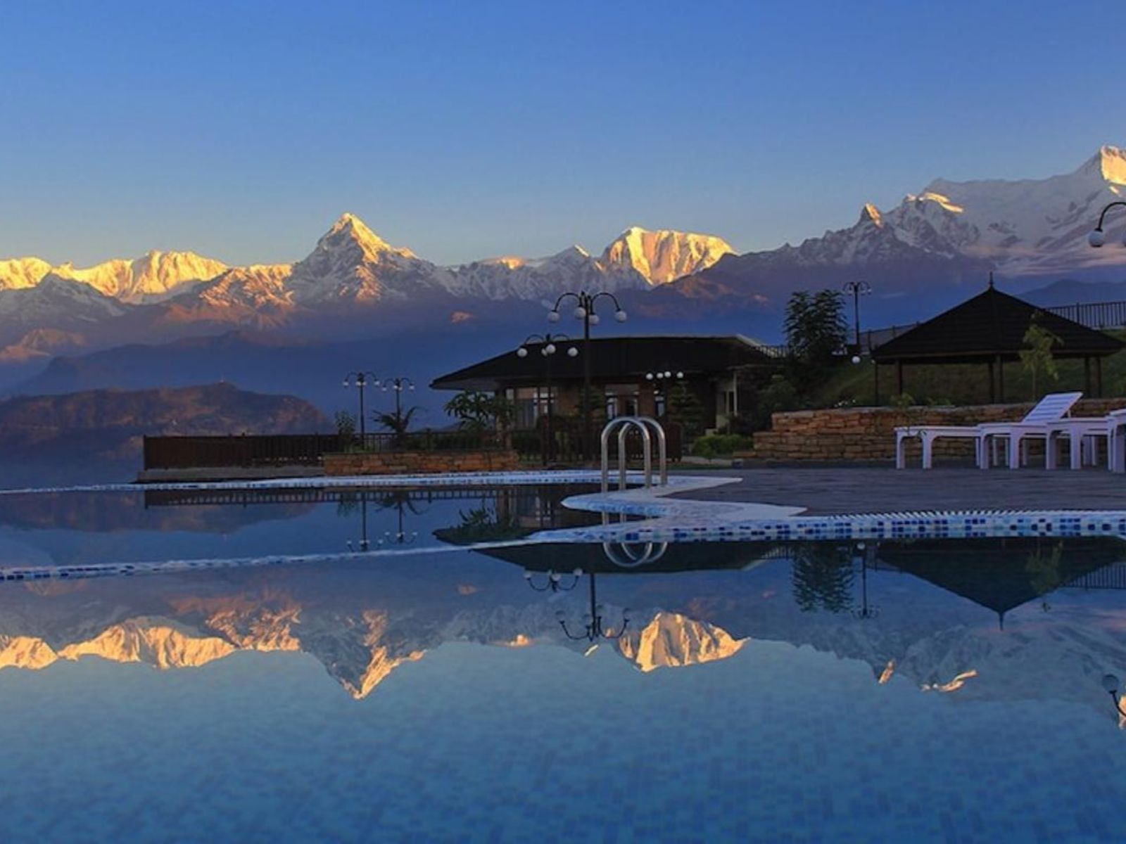 Rondreis Nepal, Rupakot, Rupakot Resort, zwembad met reflectie van de bergen op achtergrond
