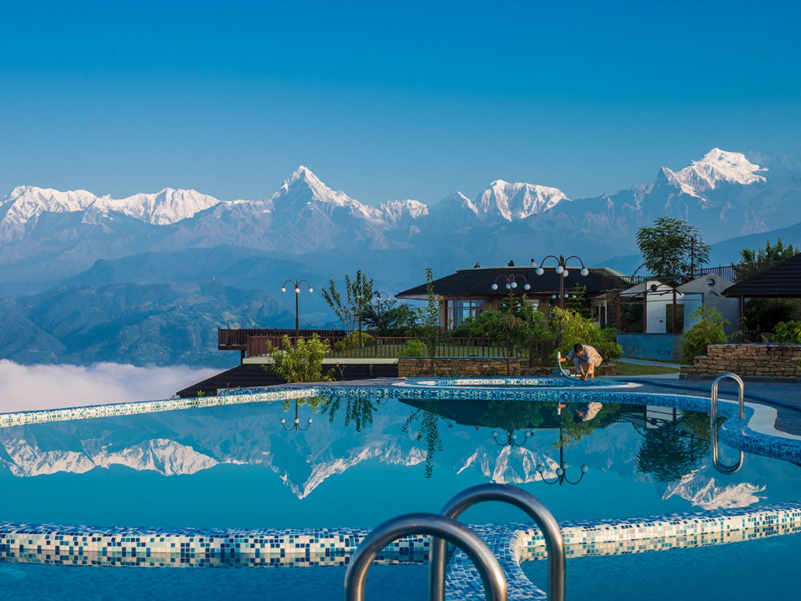 Rondreis Nepal, Rupakot, Rupakot Resort, zwembad met reflectie van de bergen