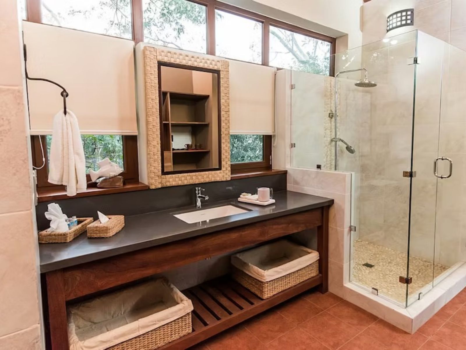 Rondreis Nicaragua, Apoyo-Lagune, Pacaya Lodge & Spa, King Room badkamer met douche cabine_11zon