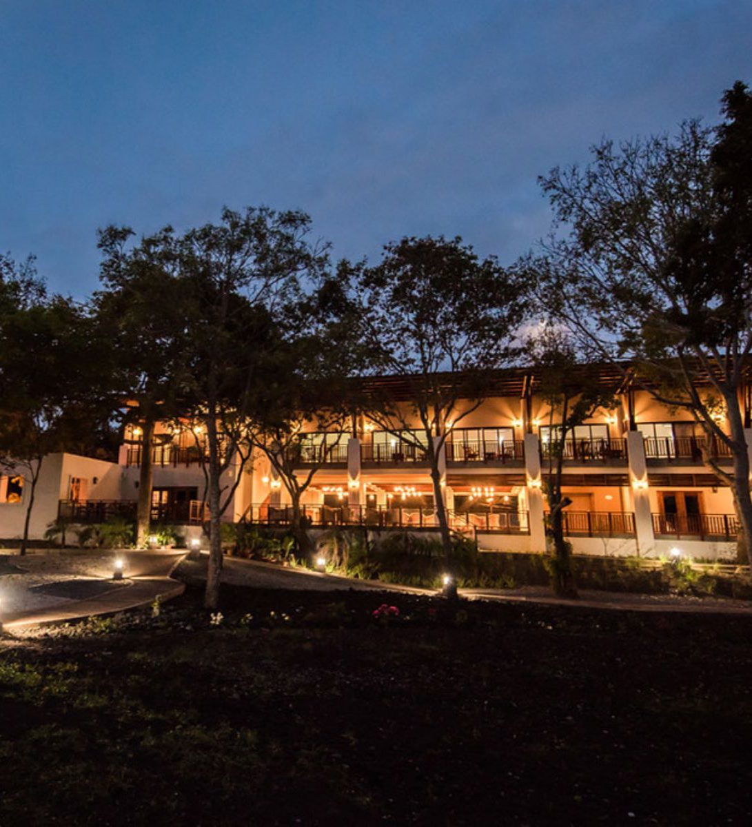 Rondreis Nicaragua, Apoyo-Lagune, Pacaya Lodge & Spa, voorkant van het hotel met verlichting