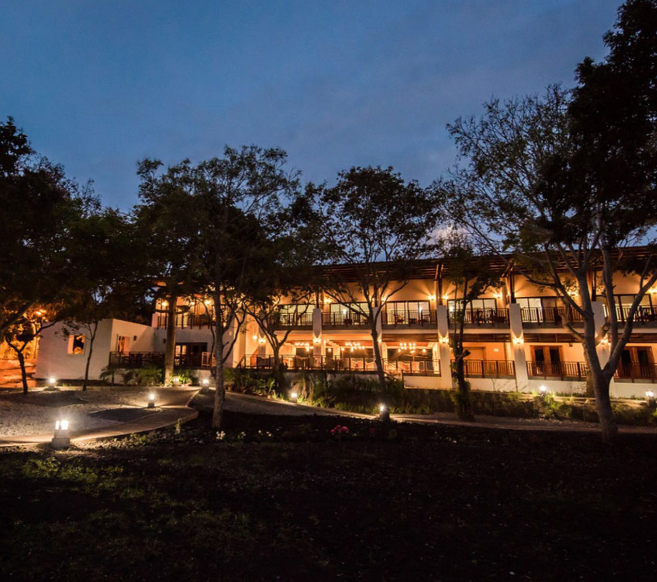 Rondreis Nicaragua, Apoyo-Lagune, Pacaya Lodge & Spa, voorkant van het hotel met verlichting