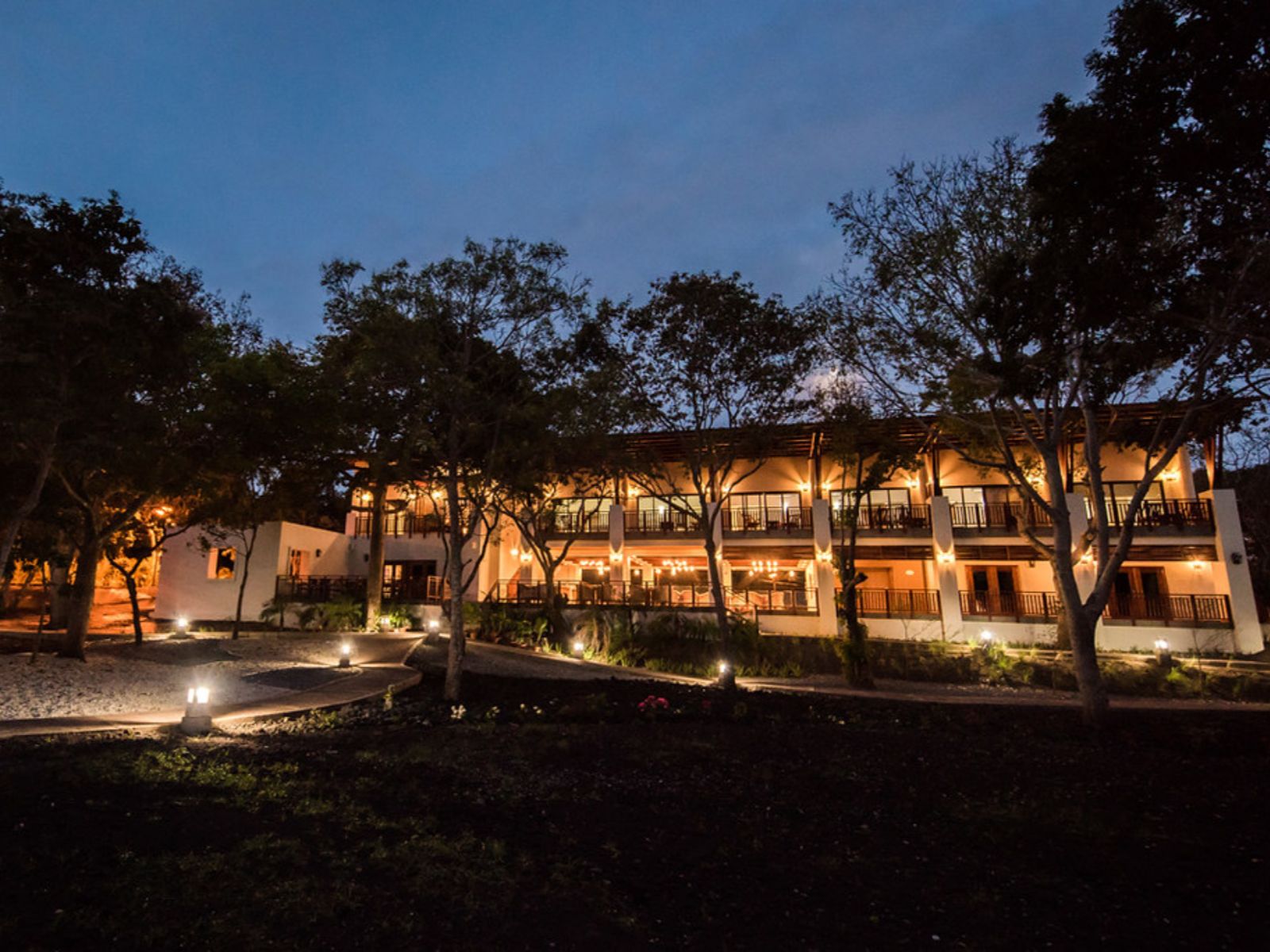 Rondreis Nicaragua, Apoyo-Lagune, Pacaya Lodge & Spa, voorkant van het hotel met verlichting