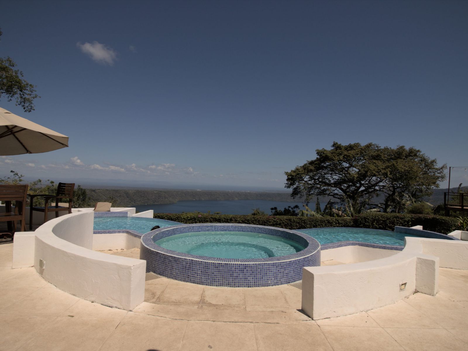 Rondreis Nicaragua, Apoyo-Lagune, Pacaya Lodge & Spa, zwembad en jacuzzi met uitzicht