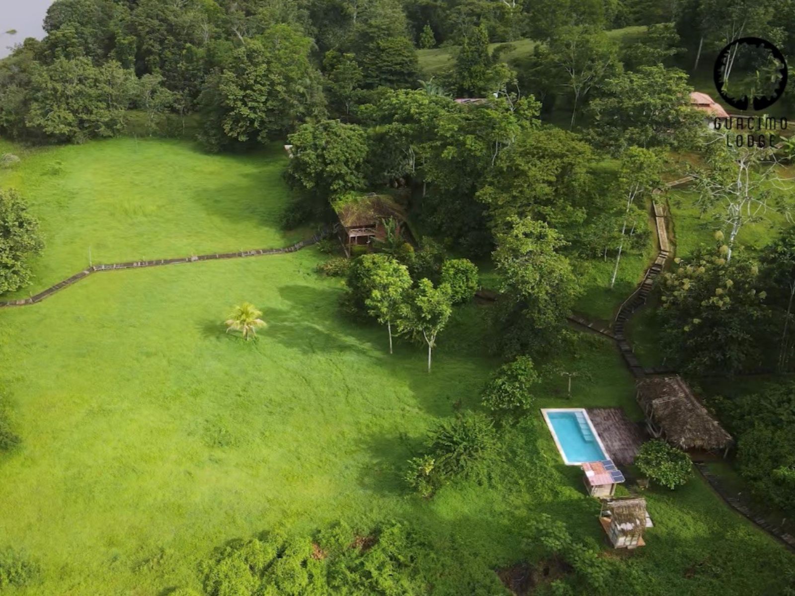 Rondreis Nicaragua, El Castillo, Guacimo Lodge, bovenaanzicht lodge en zwembad