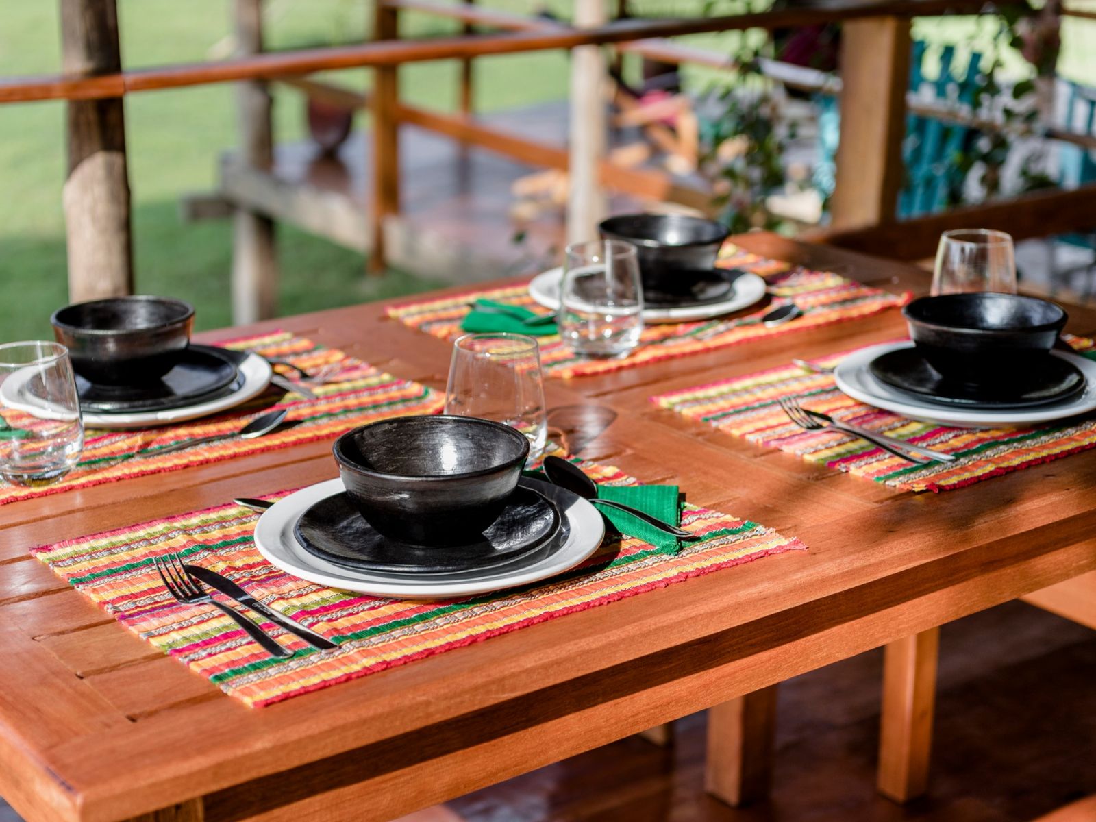 Rondreis Nicaragua, El Castillo, Guacimo Lodge, gedekte tafel met borden en bestek