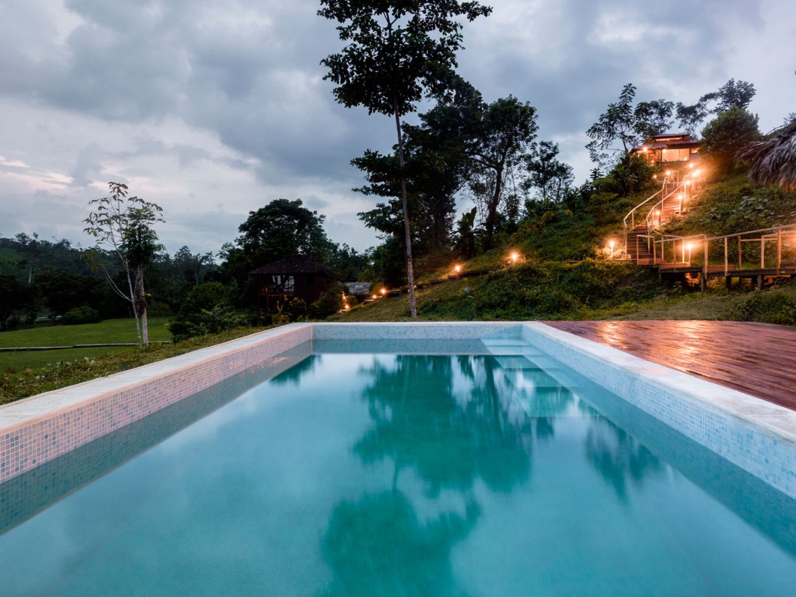 Rondreis Nicaragua, El Castillo, Guacimo Lodge, zwembad met verlichting aan de zijkant