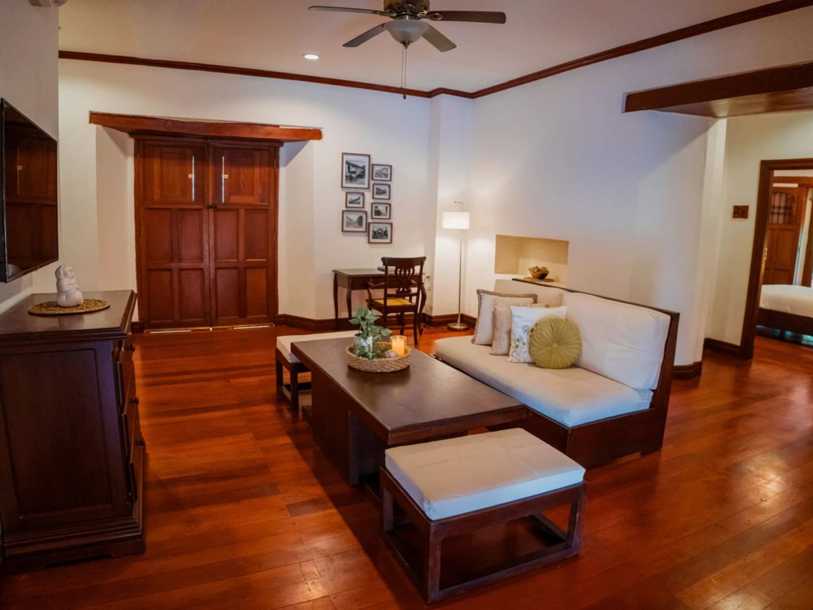 Rondreis Nicaragua, Granada, Hotel Plaza Colón, Junior Suite woonkamer met zitgedeelte en televisie