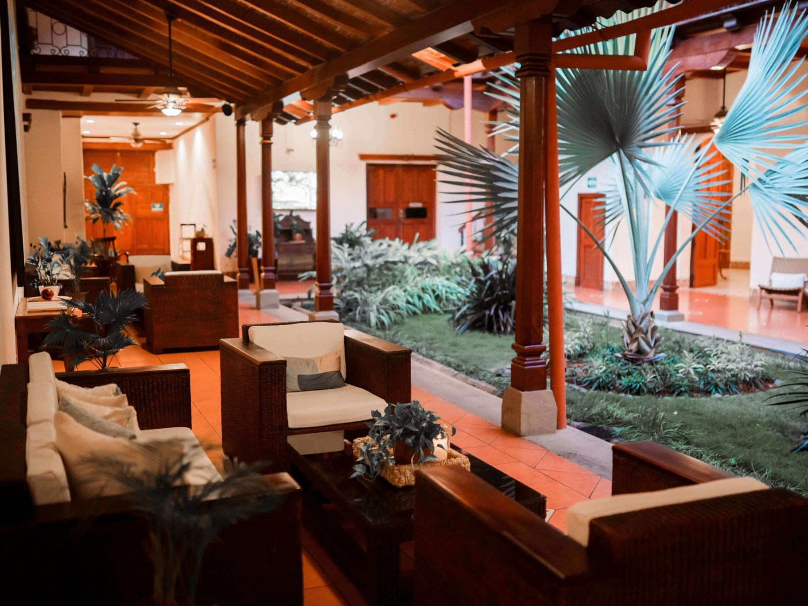 Rondreis Nicaragua, Granada, Hotel Plaza Colón, binnentuin met zitgedeelte