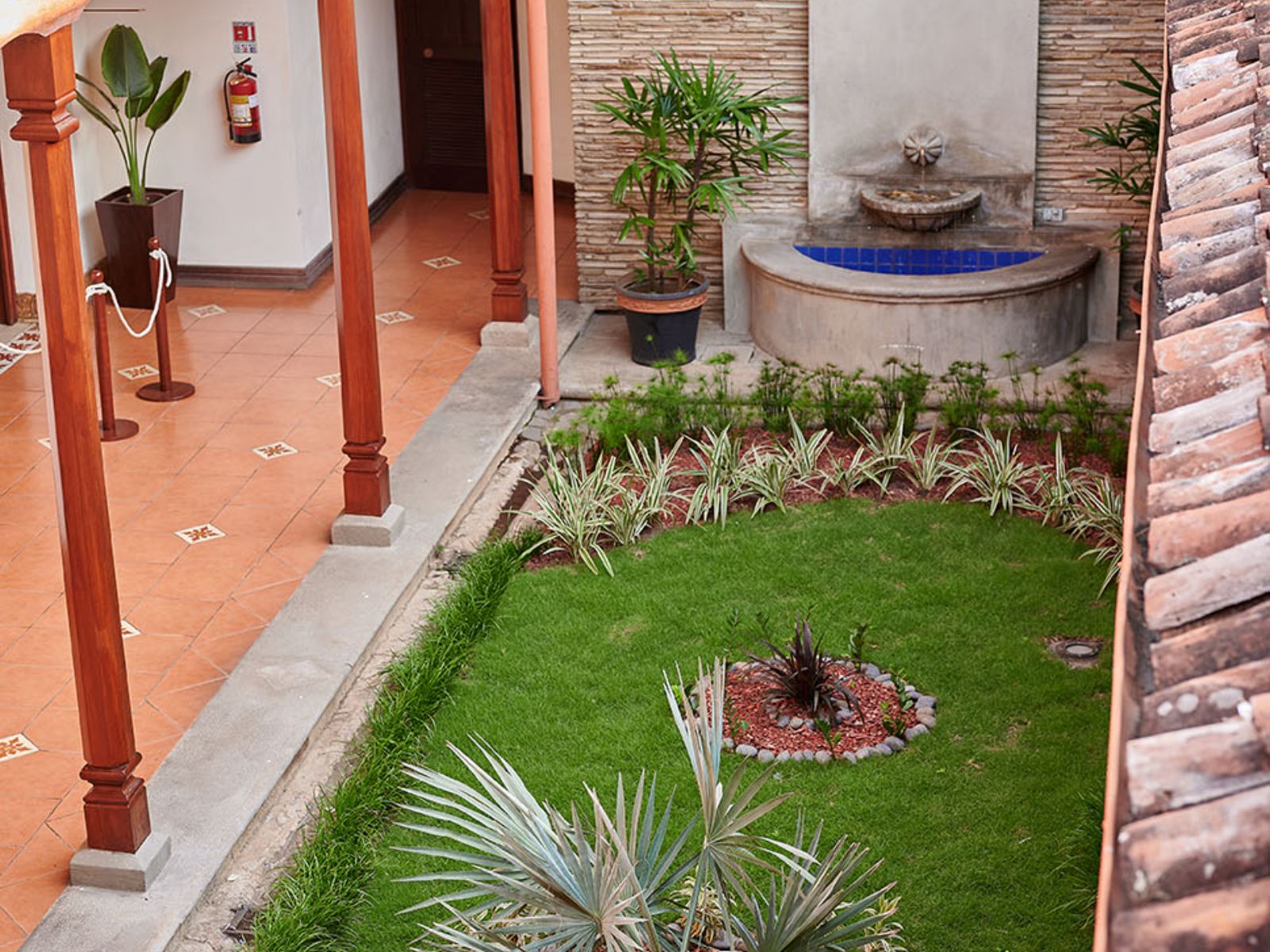 Rondreis Nicaragua, Granada, Hotel Plaza Colón, binnentuin