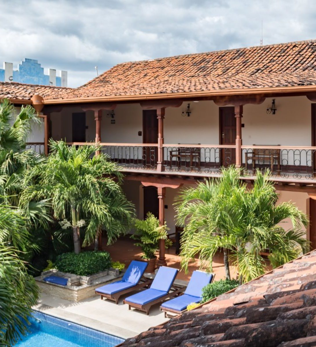 Rondreis Nicaragua, Granada, Hotel Plaza Colón, zijaanzicht binnekant hotel balkons en zwembad