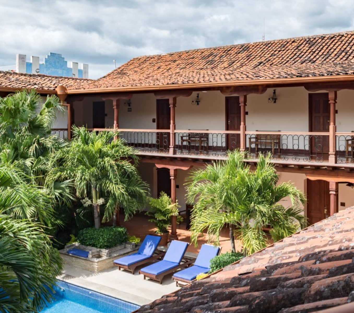 Rondreis Nicaragua, Granada, Hotel Plaza Colón, zijaanzicht binnekant hotel balkons en zwembad
