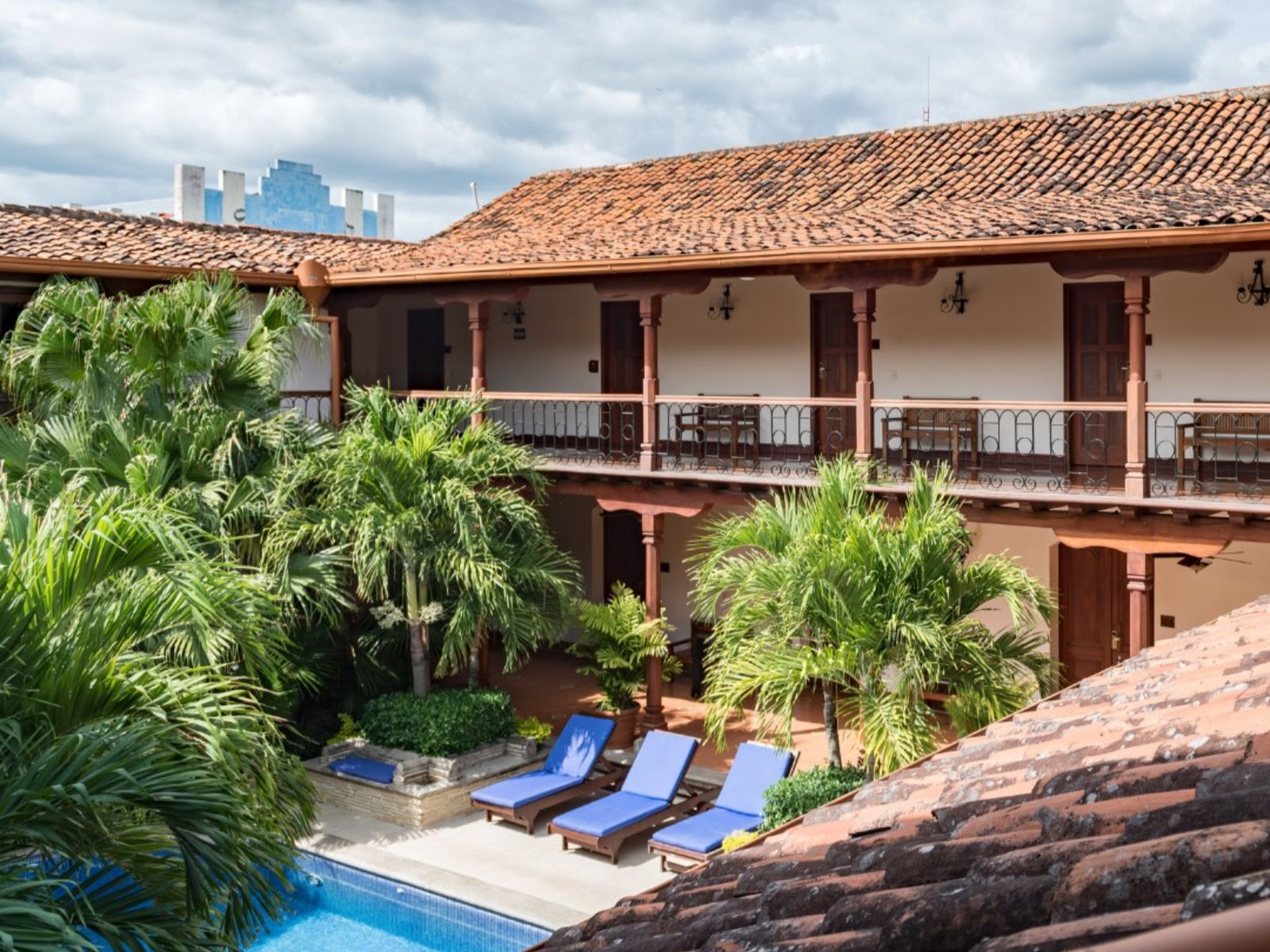 Rondreis Nicaragua, Granada, Hotel Plaza Colón, zijaanzicht binnekant hotel balkons en zwembad