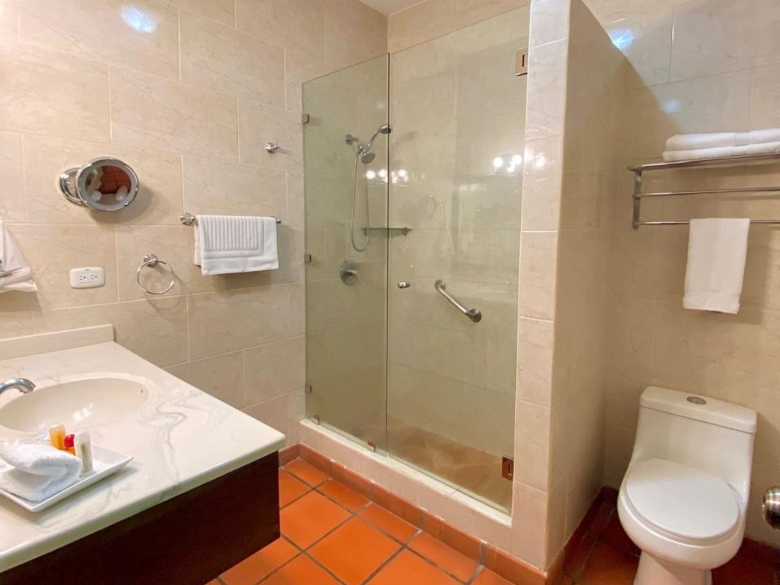 Rondreis Nicaragua, León, El Convento, badkamer met toilet en douche