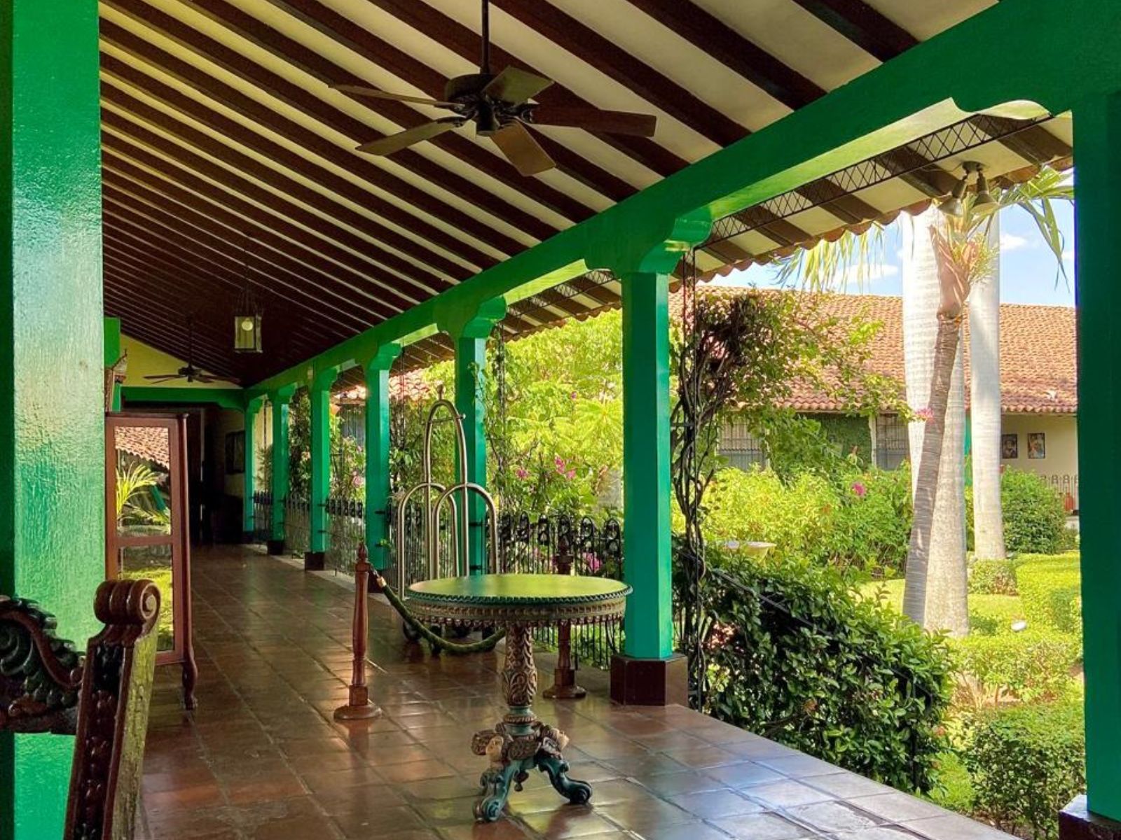 Rondreis Nicaragua, León, El Convento, binnenplaats en tuin