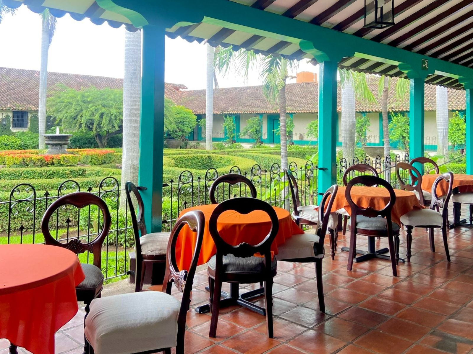 Rondreis Nicaragua, León, El Convento, eetgedeelte restaurant hotel buiten