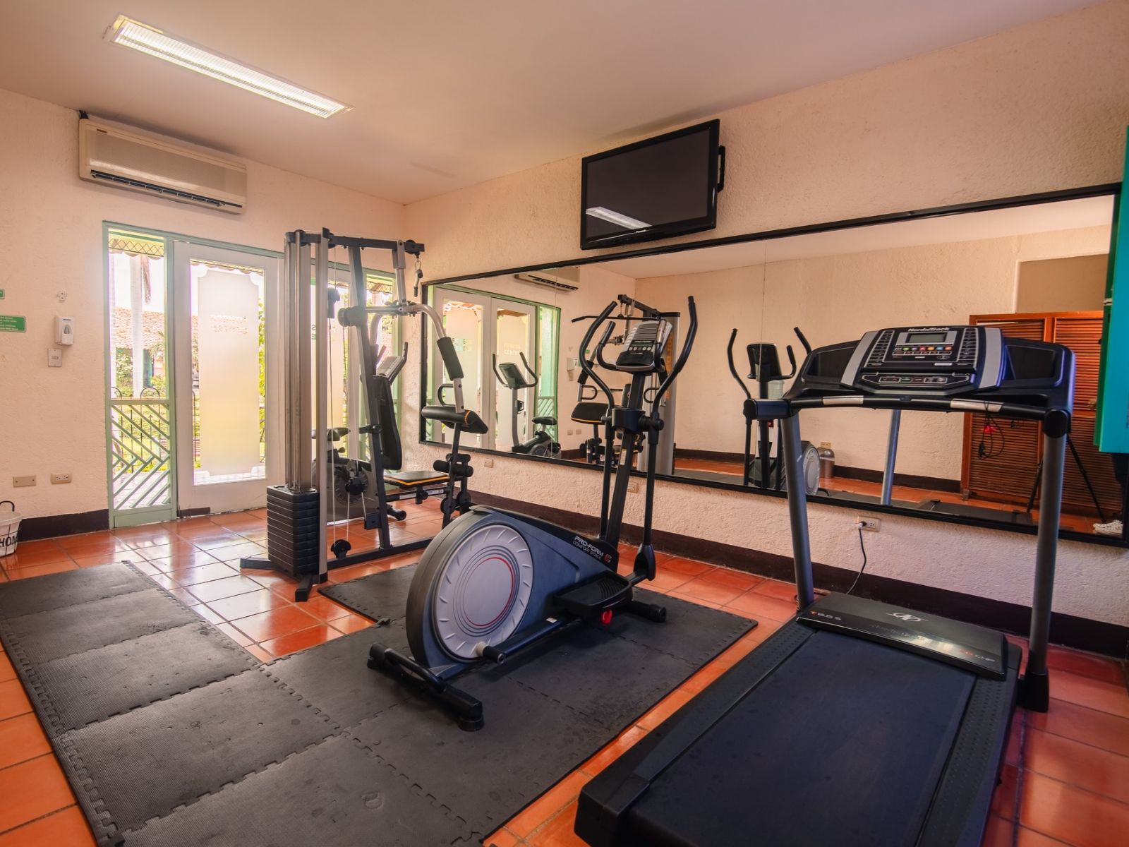 Rondreis Nicaragua, León, El Convento, fitness ruimte met benodigheden