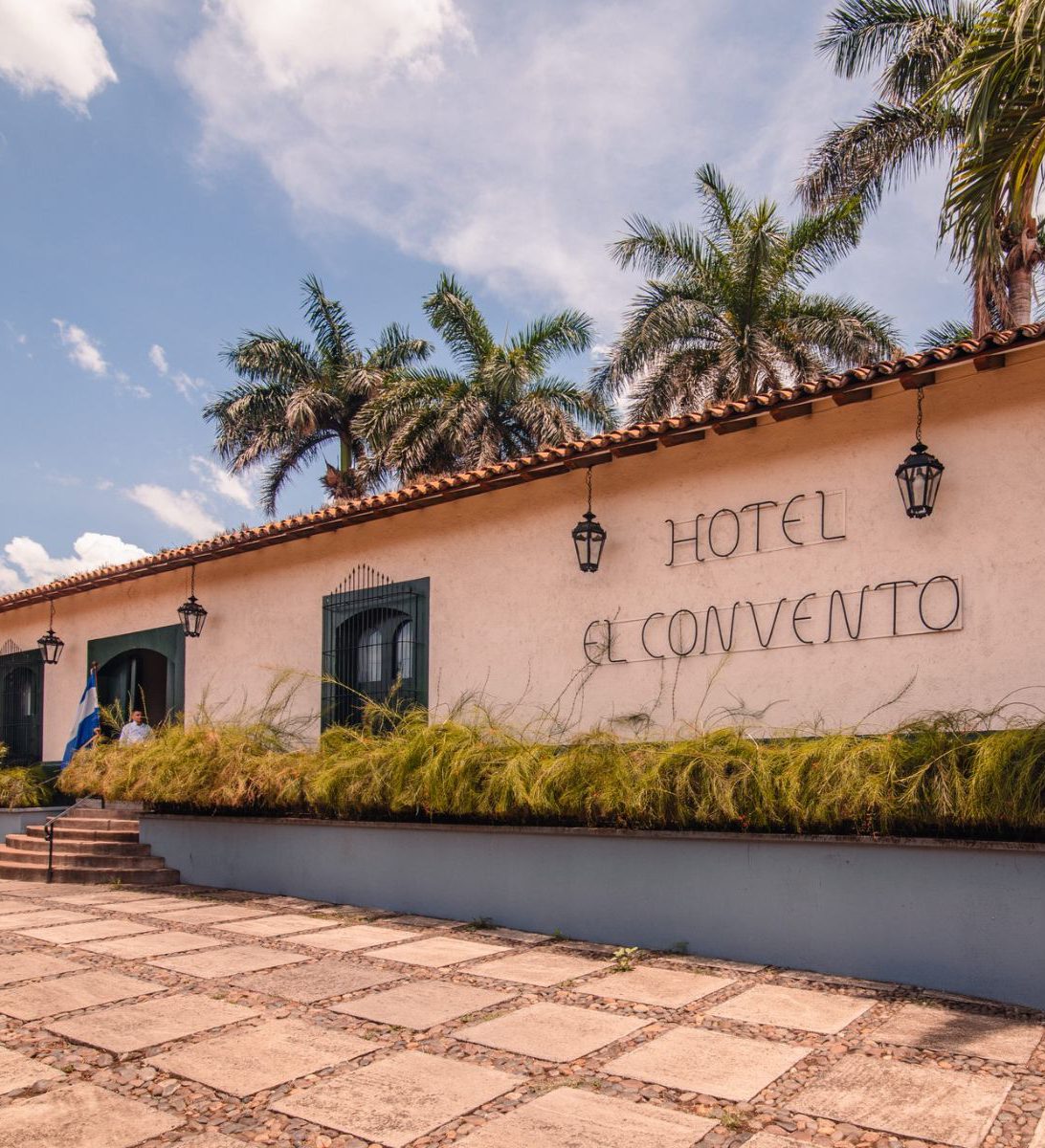 Rondreis Nicaragua, León, El Convento, hotel buitenaanzicht met ingang
