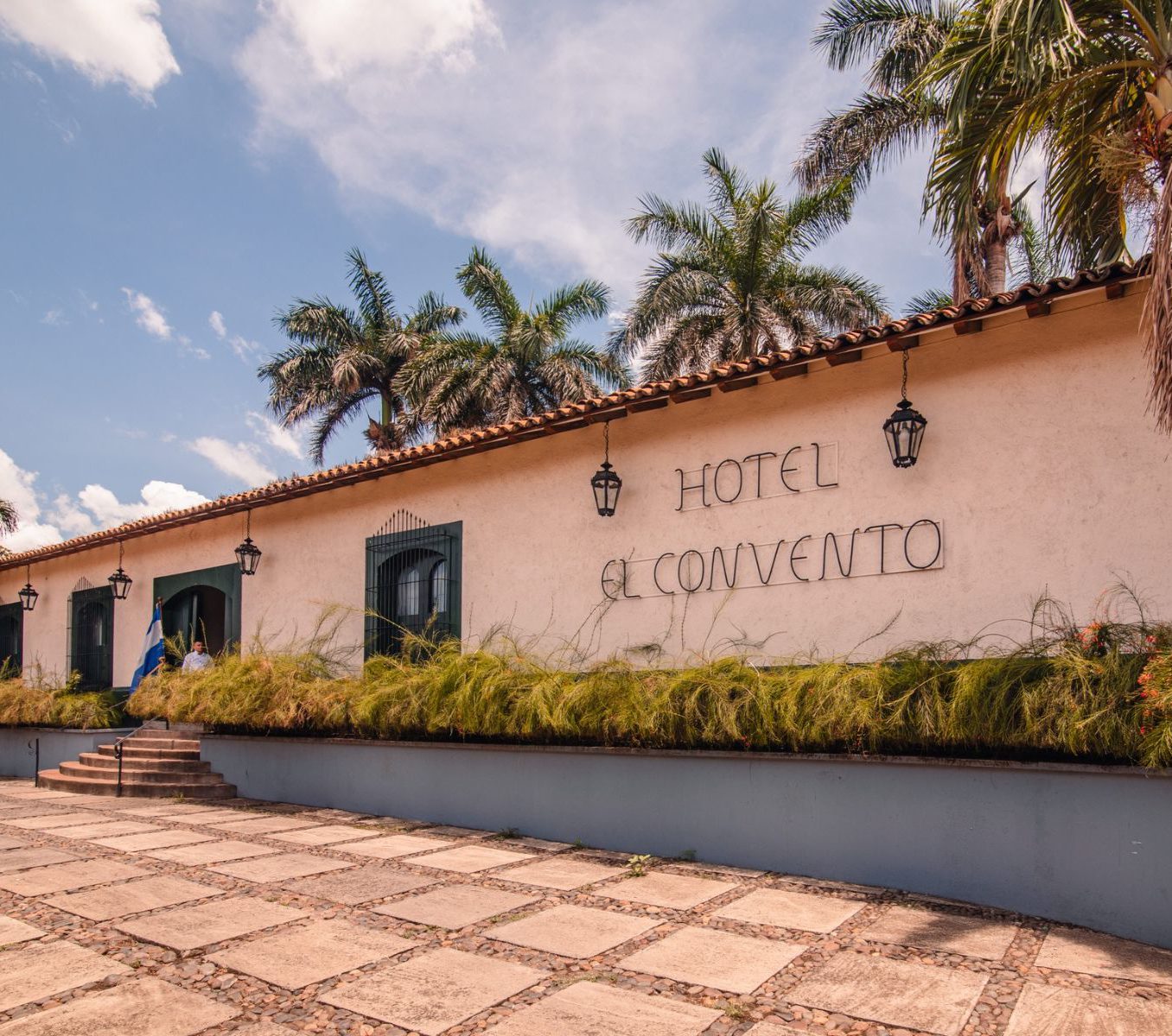 Rondreis Nicaragua, León, El Convento, hotel buitenaanzicht met ingang