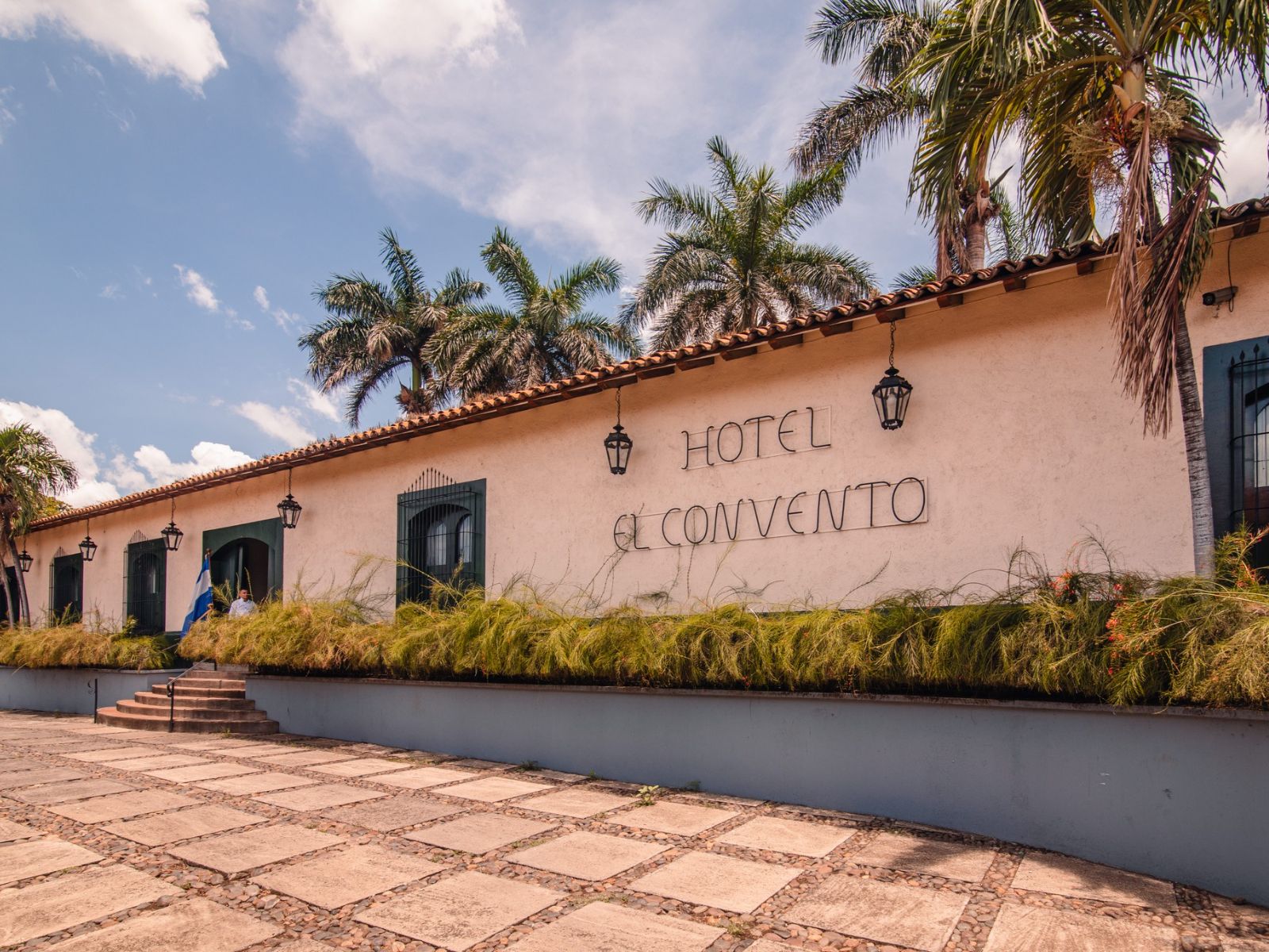 Rondreis Nicaragua, León, El Convento, hotel buitenaanzicht met ingang