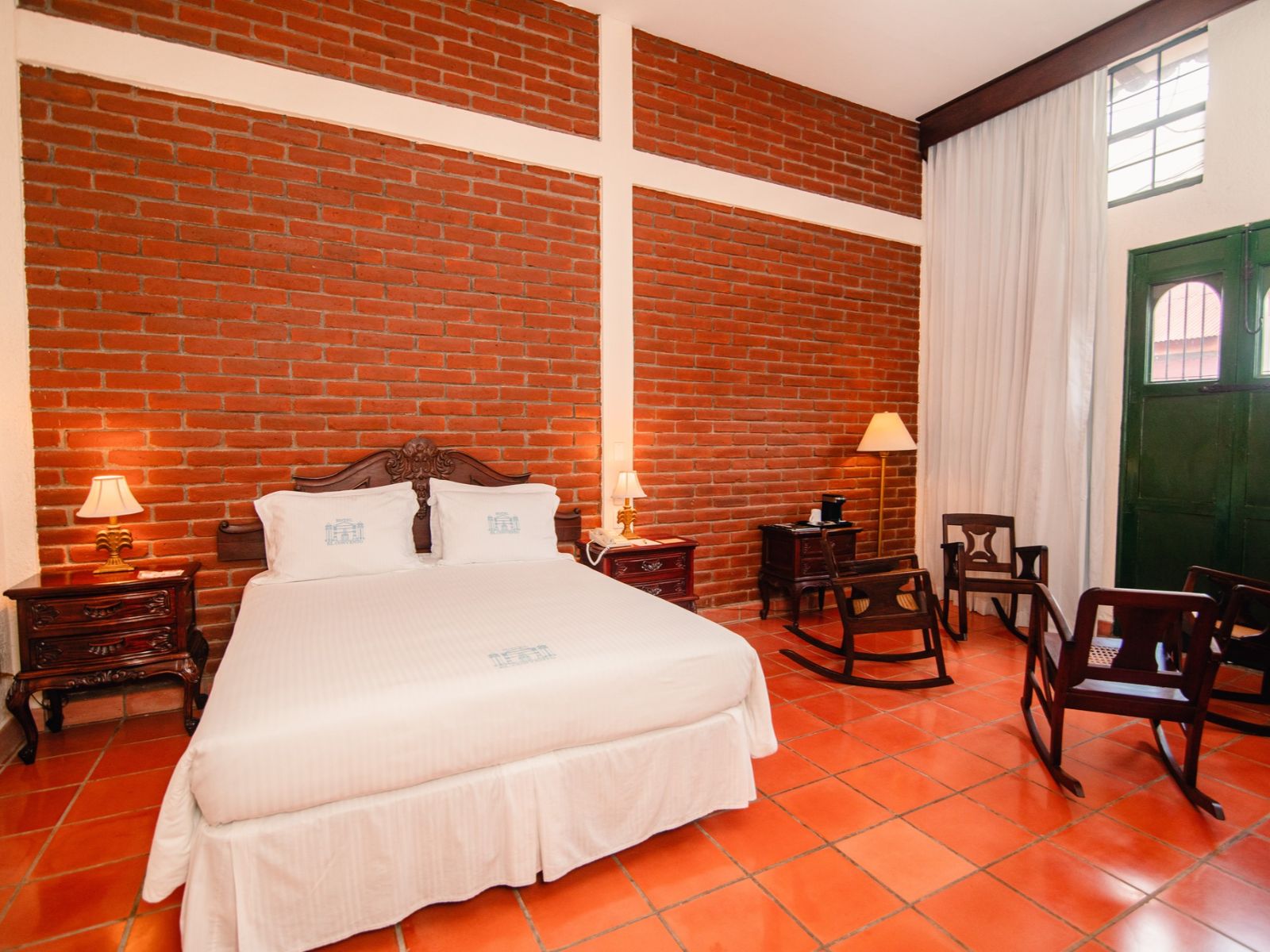 Rondreis Nicaragua, León, El Convento, kamer met double beds