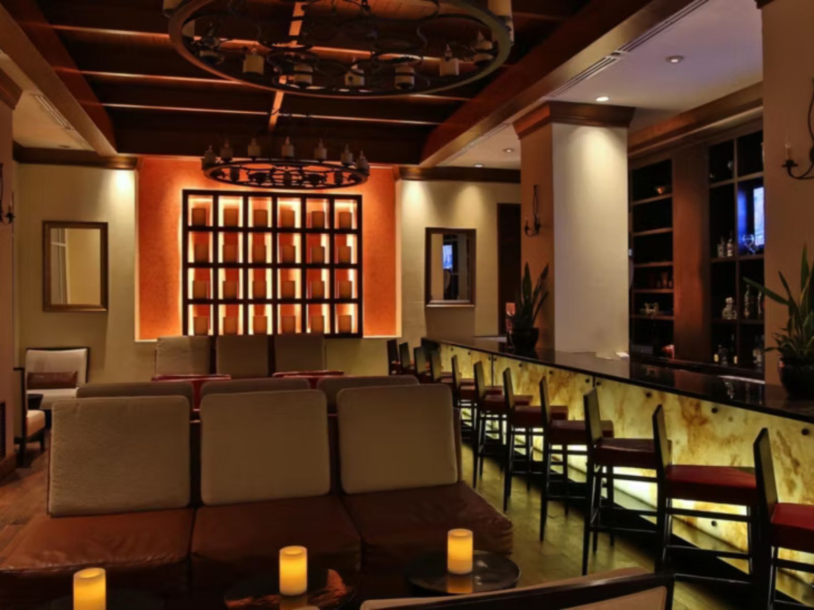 Rondreis Nicaragua, Managua, Real Intercontinental Metrocentro, Nau Lounge met bar en zitgedeelte