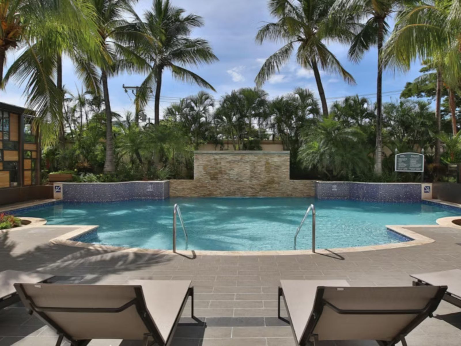 Rondreis Nicaragua, Managua, Real Intercontinental Metrocentro, buitenzwembad ingezoomd