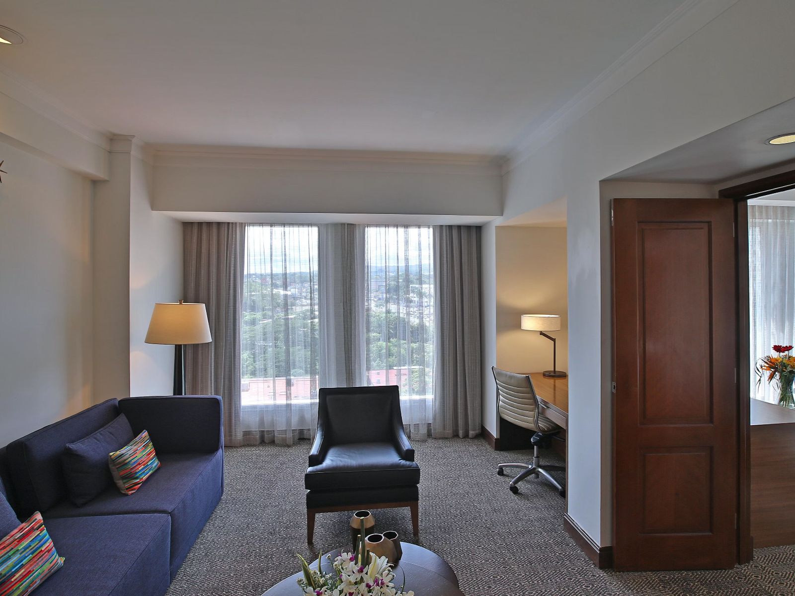 Rondreis Nicaragua, Managua, Real Intercontinental Metrocentro, standard suite one bedroom zitgedeelte met bank