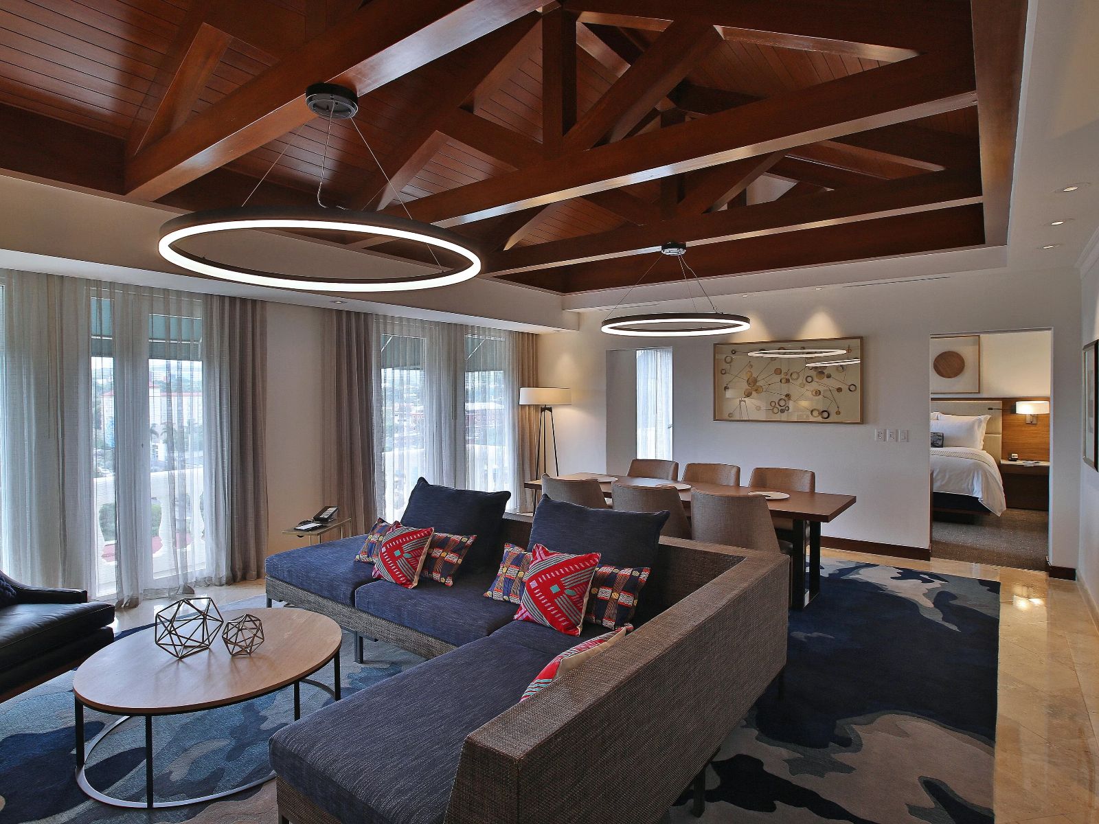 Rondreis Nicaragua, Managua, Real Intercontinental Metrocentro, standard suite woonkamer met bank en eettafel met stoelen