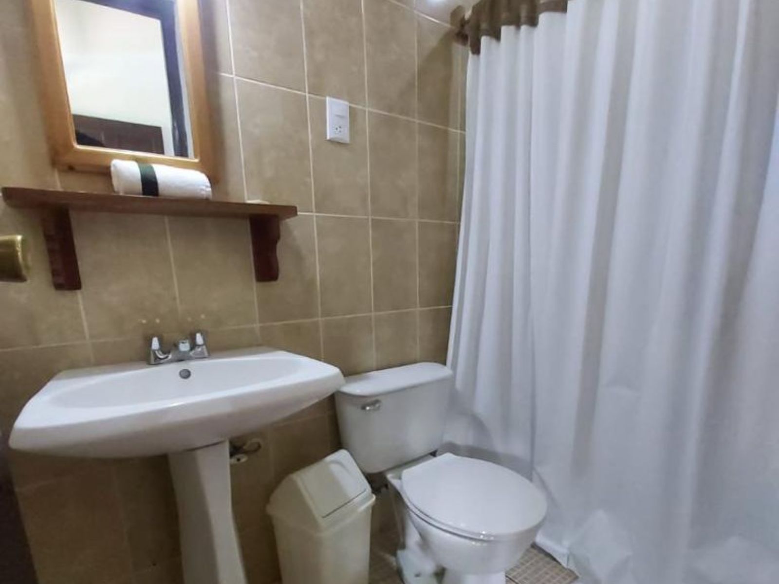 Rondreis Nicaragua, Matagalpa, Selva Negra Ecolodge, badkamer met douche en bad