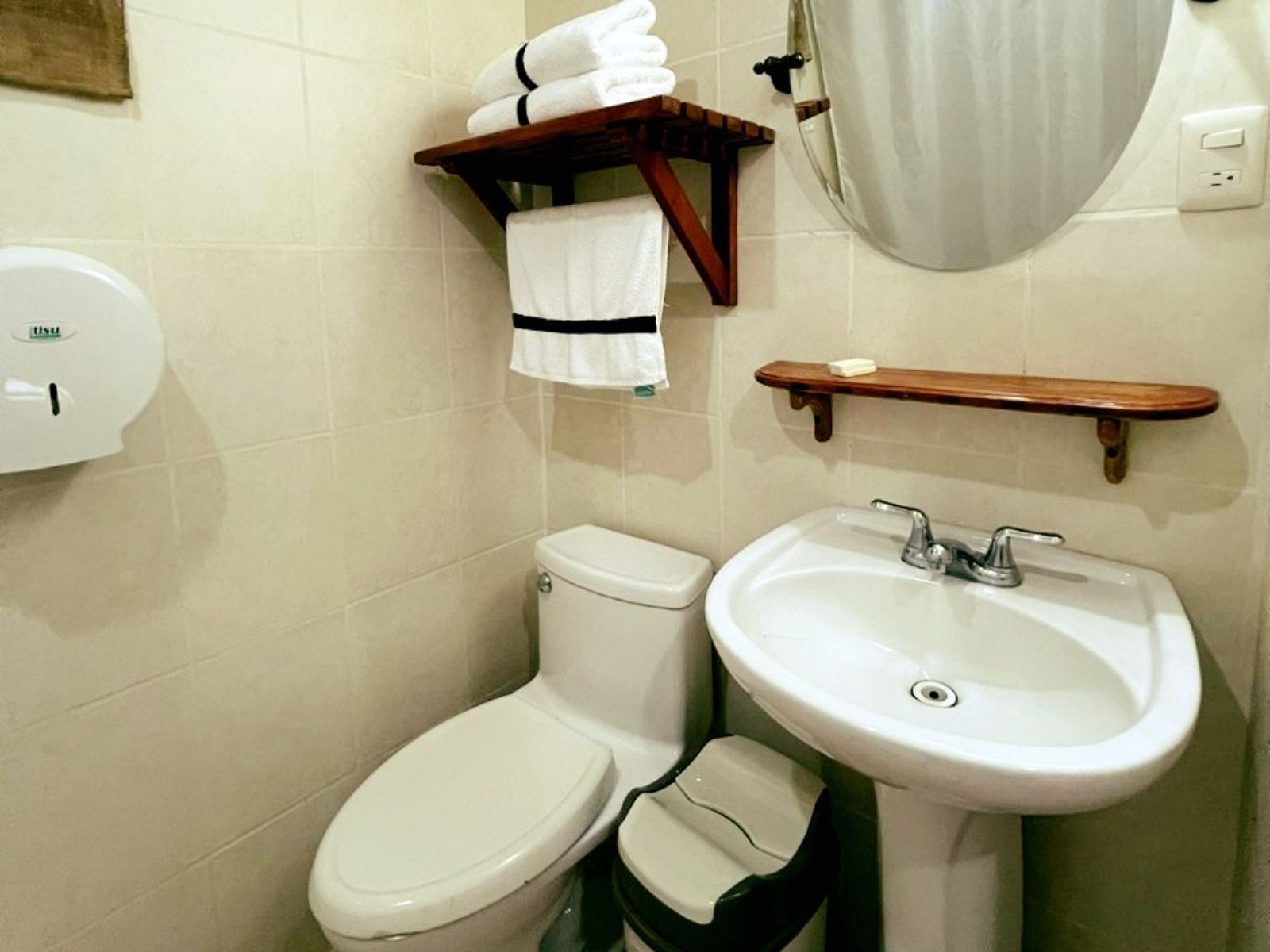 Rondreis Nicaragua, Matagalpa, Selva Negra Ecolodge, badkamer met wasbak en toilet