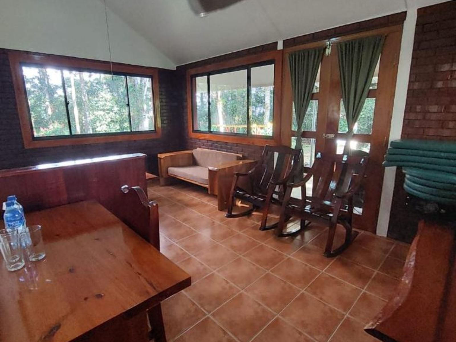 Rondreis Nicaragua, Matagalpa, Selva Negra Ecolodge, zitgedeelte en eettafel huisje