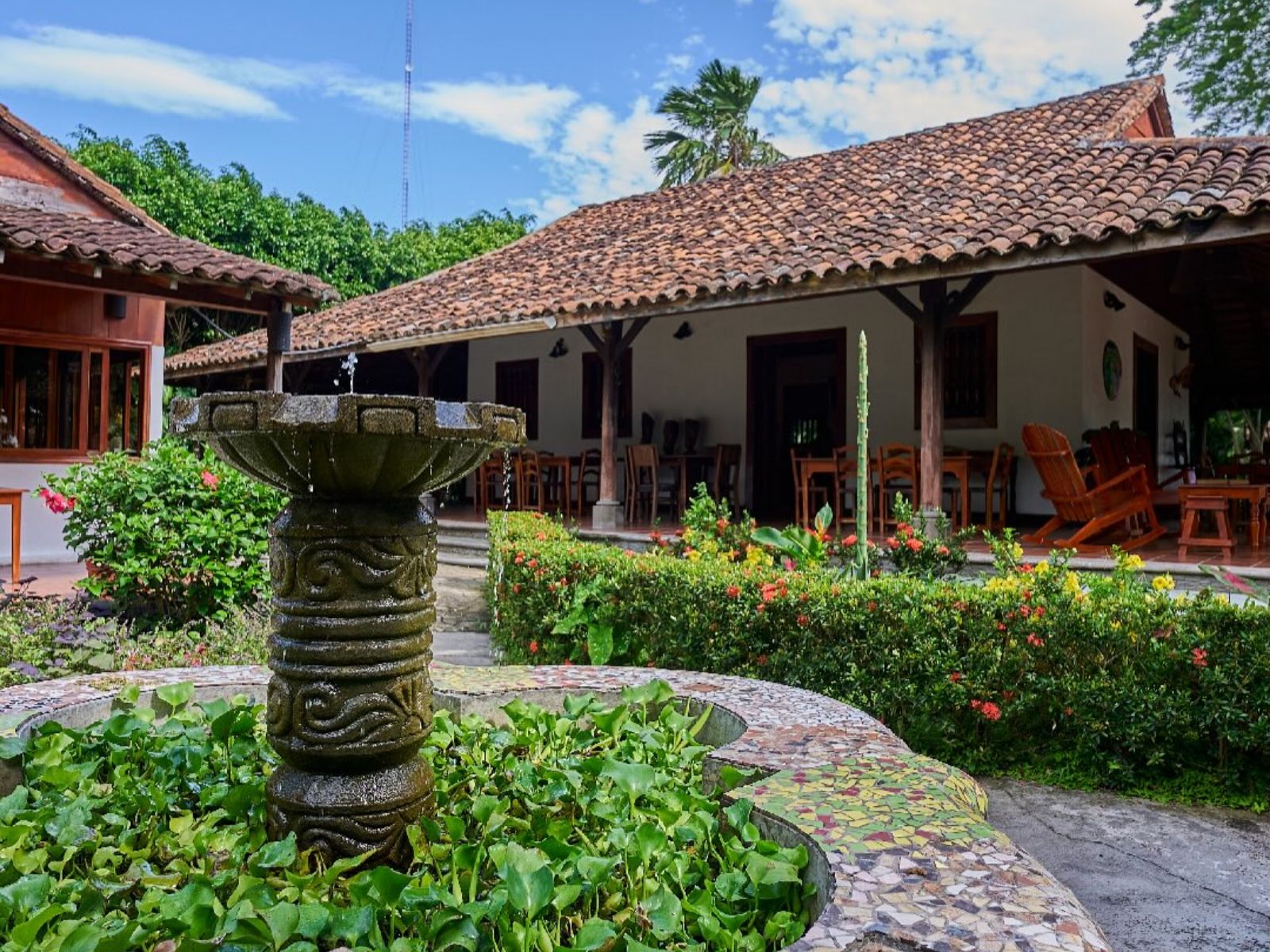 Rondreis Nicaragua, Ometepe, Finca San Juan de la Isla, binnentuin lodge
